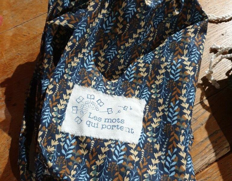 Acheter un livre sur notre site est une démarche solidaire. Pour vous remercier, nous vous offrons un sac pour protéger votre livre, surtout s’il voyage. Un sac en tissu, naturellement réutilisable et écoresponsable.