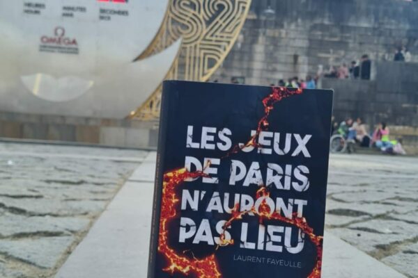 Laurent Fayeulle est l'auteur d'une éco fiction LES JEUX DE PARIS N'AURONT PAS LIEU publiée aux éditons Les Mots qui portent