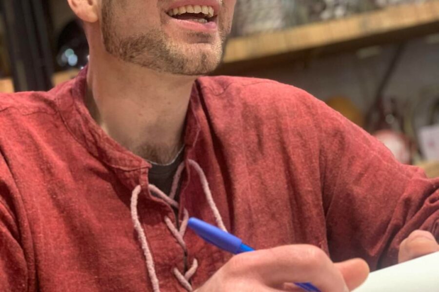 Laurent Fayeulle est l'auteur d'une éco fiction LES JEUX DE PARIS N'AURONT PAS LIEU publiée aux éditons Les Mots qui portent