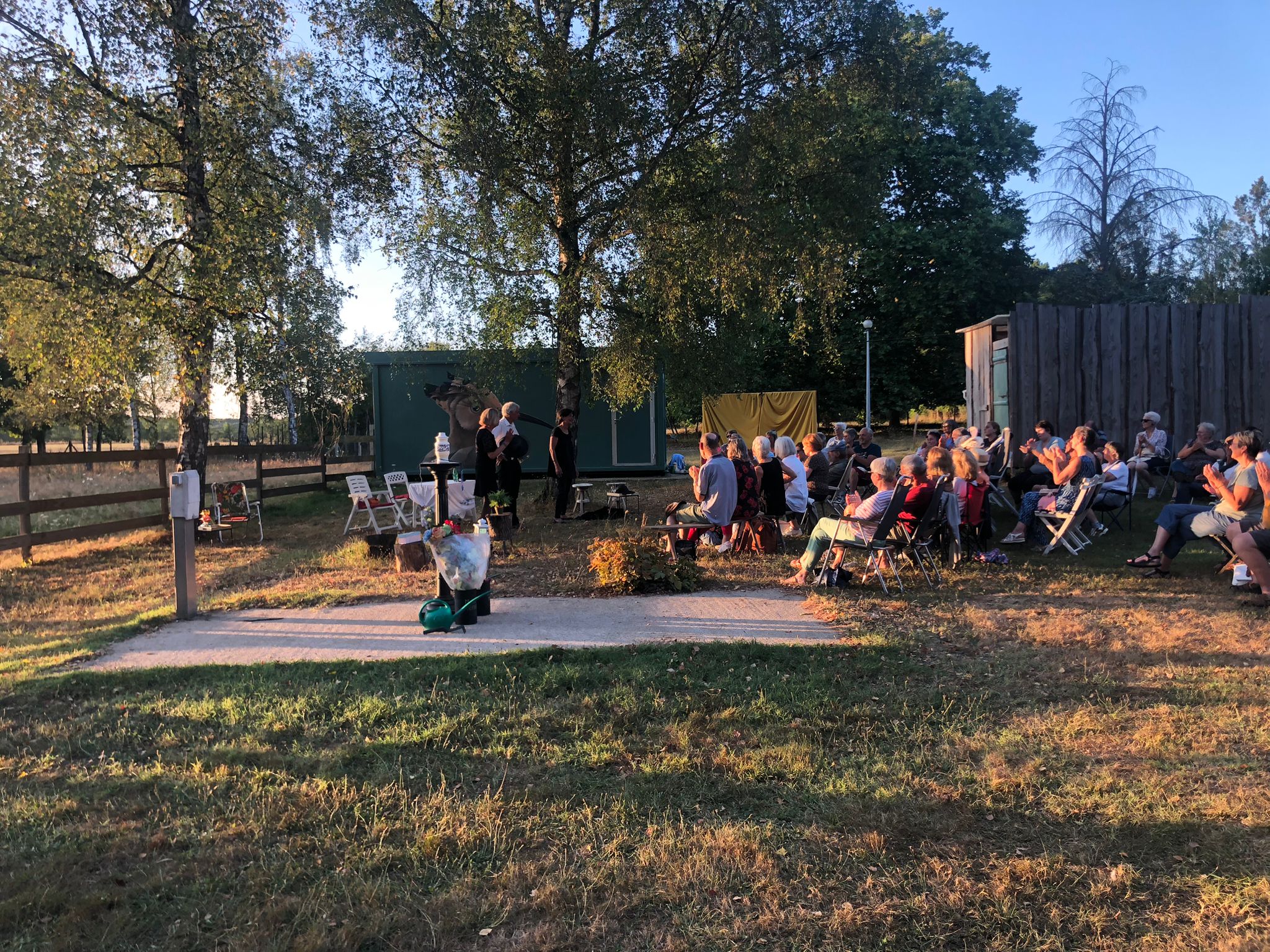 La troupe de théâtre LES MOTS QUI PORTENT présente DEUX FEMMES une pièce de Claude Broussouloux.